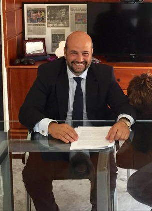Enrique Zarza en su despacho, abogado de inversores EiDF Solar